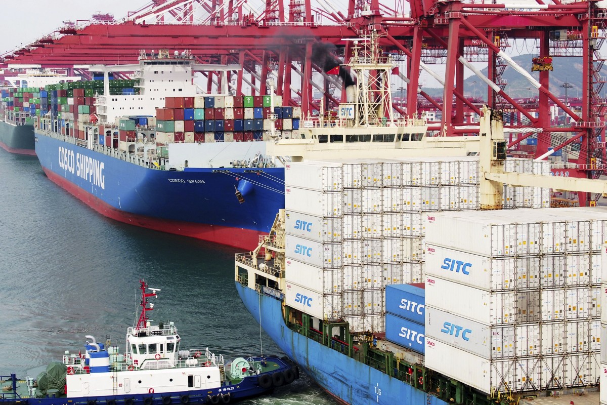 在中国东部山东省青岛装载货物的集装箱船。 照片：AP