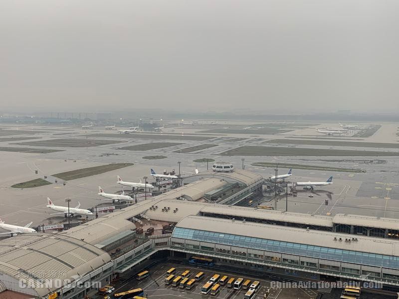 首都机场今明两天将迎中到大雨 已取消航班74架次
摄影：吕思敏 姜洋
