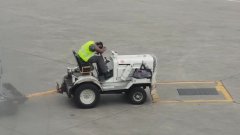 加拿大机场一男子工作时睡着 被飞机上乘客拍下-国际空运跟踪查询