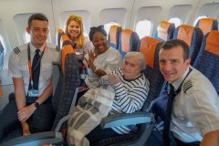英国95岁老太第一次坐飞机 梦想成真心满意足-深圳空运公司