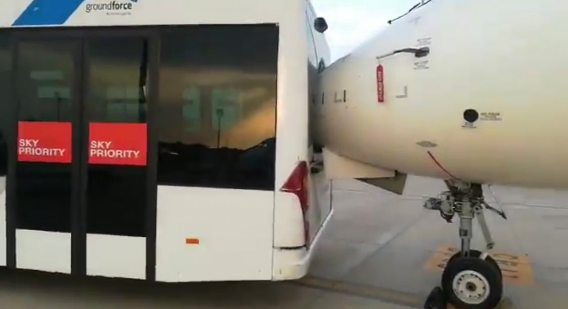 图集|西班牙机场摆渡车与Air Nostrum飞机相撞