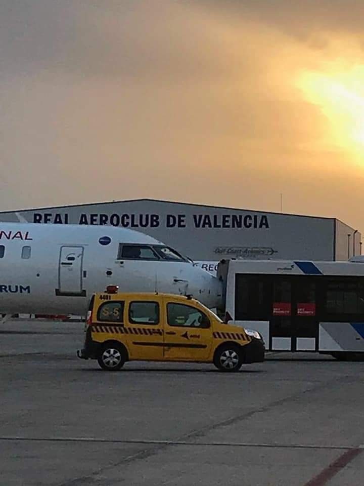 图集|西班牙机场摆渡车与Air Nostrum飞机相撞-空运订舱