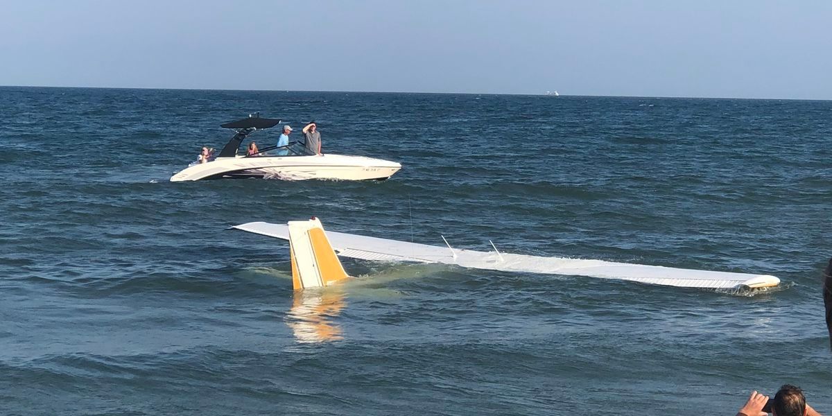 美一架轻型飞机引擎出故障迫降海上 飞行员生还