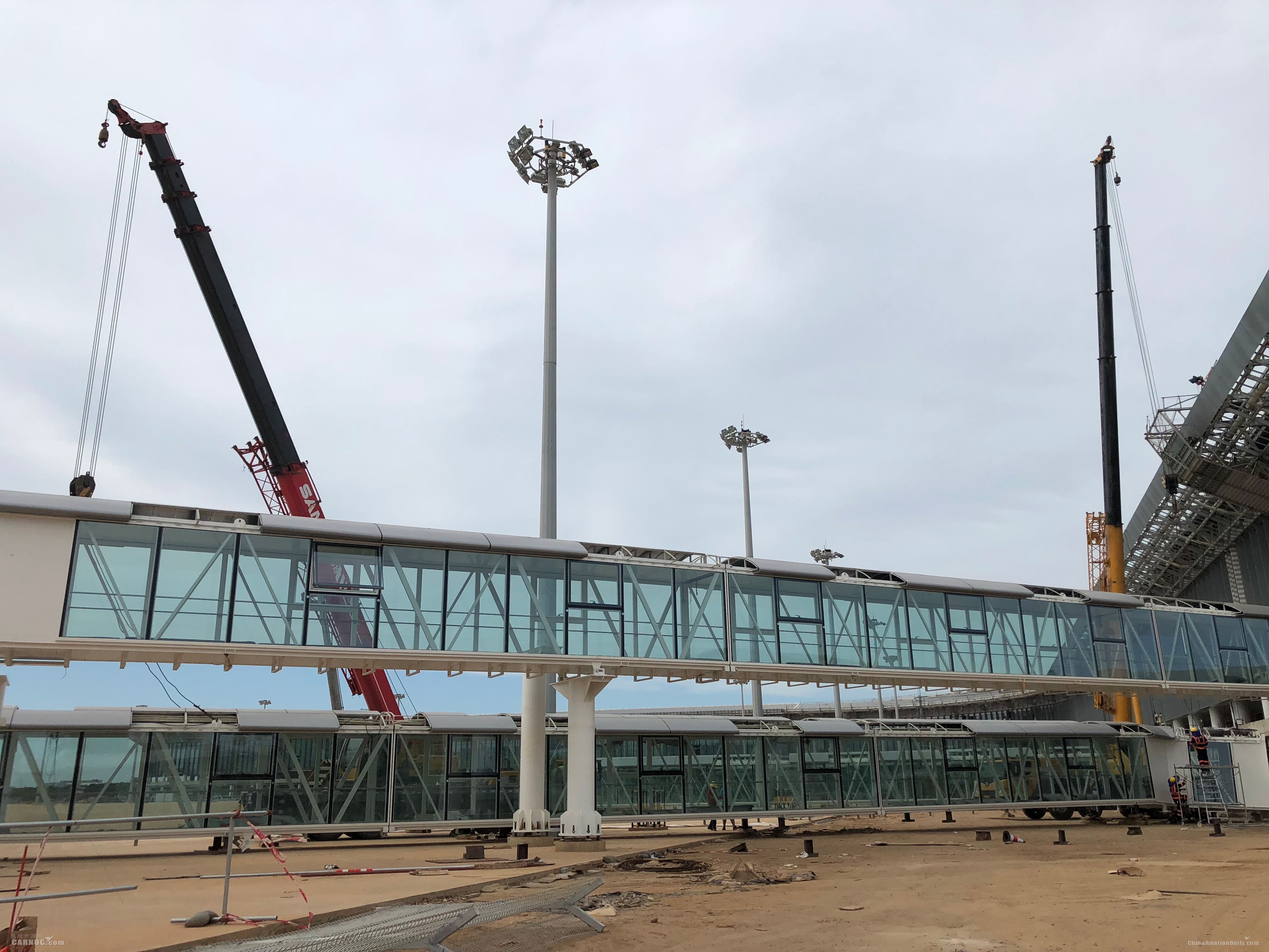 美兰机场T2航站楼第一座登机廊桥完成安装