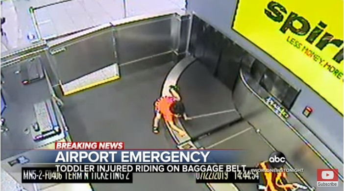 视频：幼儿爬上机场行李传送带“兜风”受伤