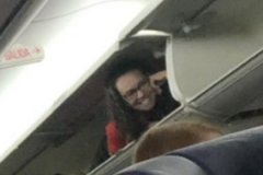 美西南航空一乘务员爬进行李架 公司称其“幽默”-深圳空运价格查询