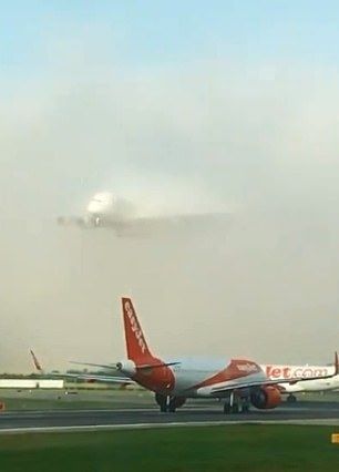 视频：阿联酋航空一架A380冲破浓雾降落英国机场