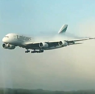 视频：阿联酋航空一架A380冲破浓雾降落英国机场-货运代理