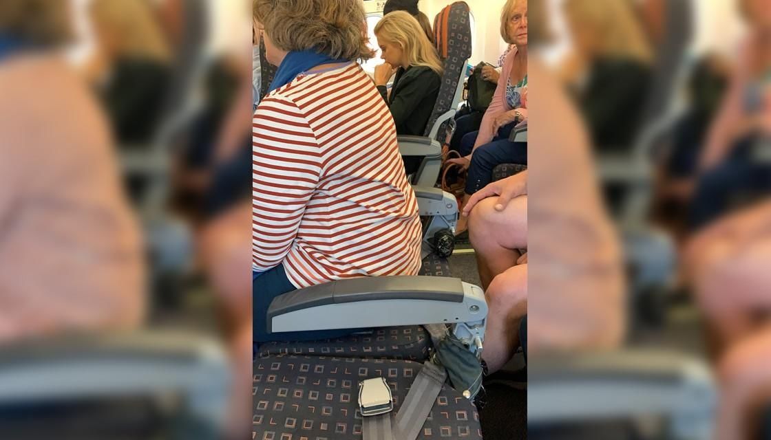 易捷航空航班上惊现无靠背座椅 还要网友删照片