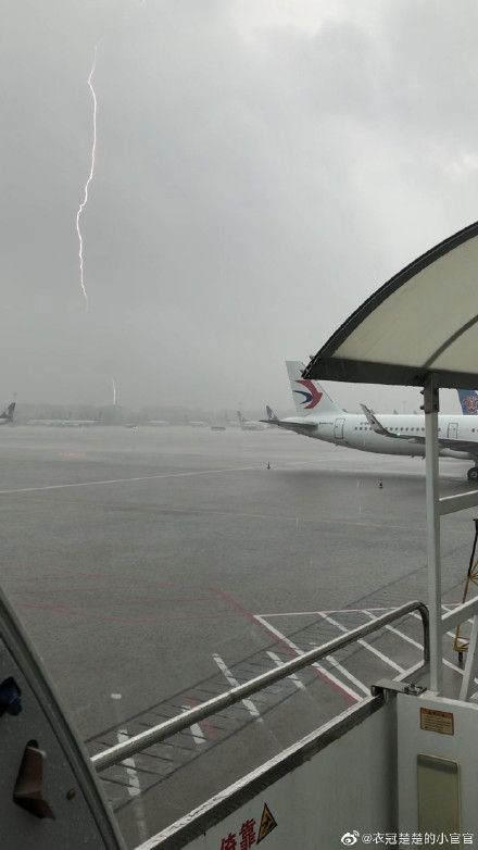 青岛出现短时强降水 青岛机场遭遇航班延误