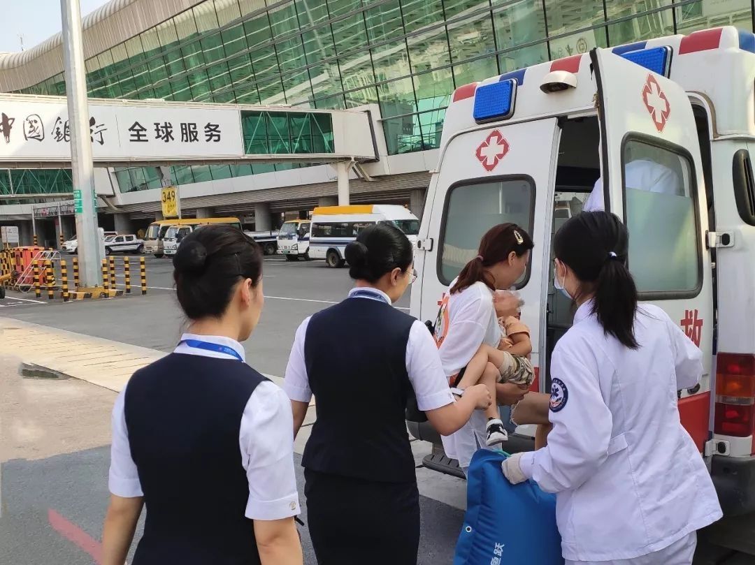武汉至银川飞机上3岁男童心跳骤停 飞机果断返航