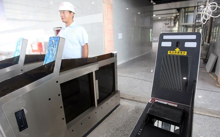 北京大兴站设有人脸识别检票闸机。摄影/新京报记者