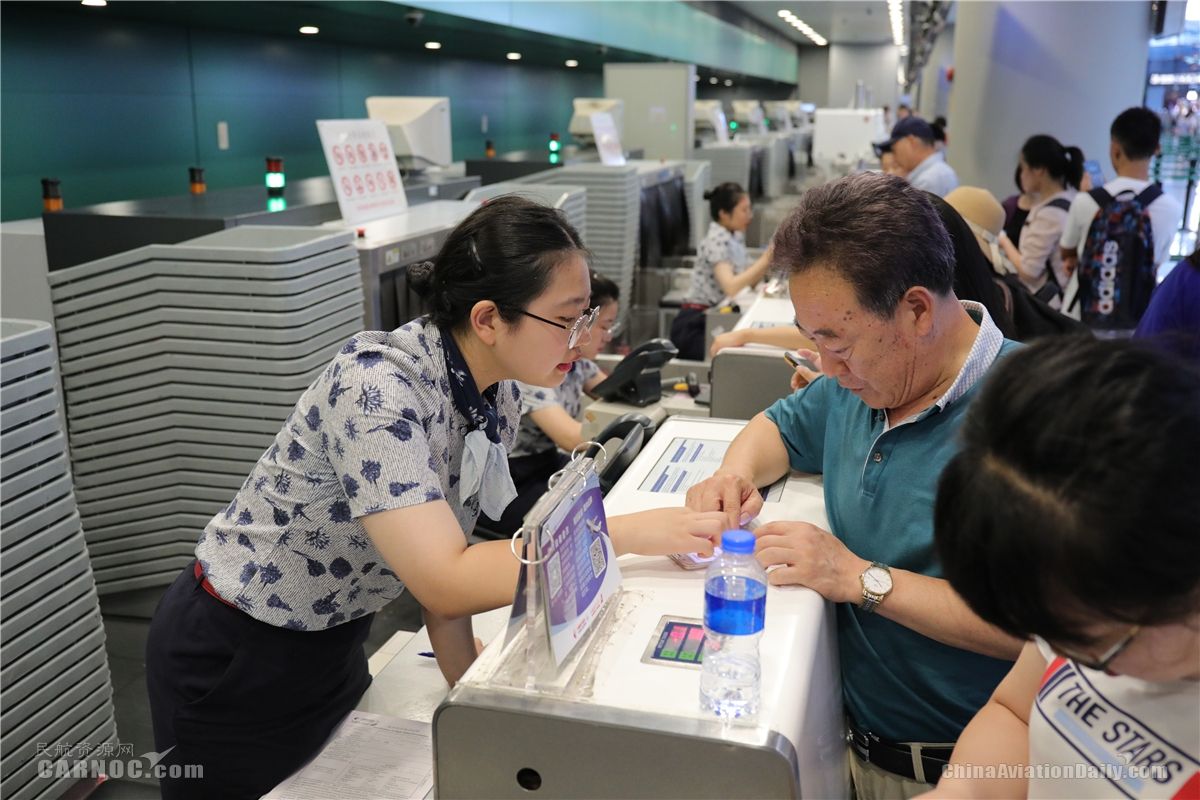 东航地面服务人员正在值机柜台向旅客解释航班情况。