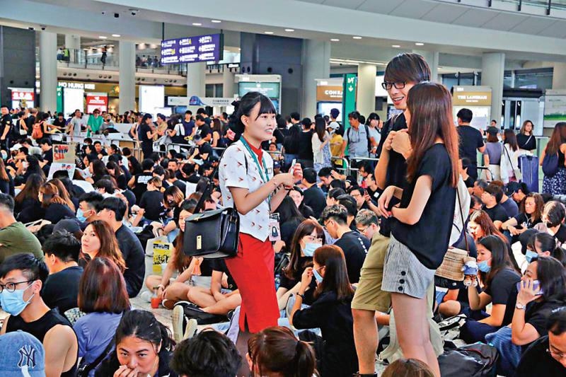 停飞暴动机长前 仍有国泰航空空姐参与非法集会