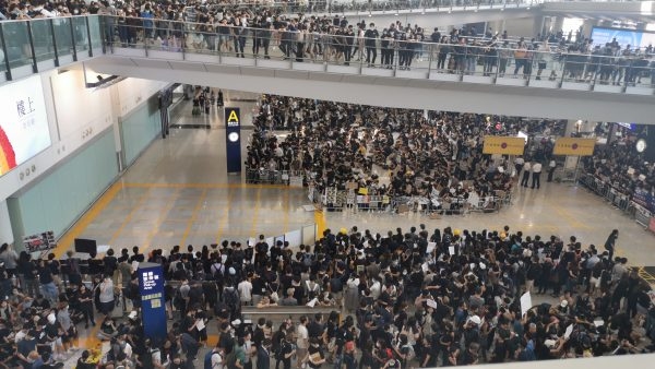 香港机场恢复办登机手续，黑衣人扬言“再接机”
