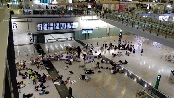 香港机场恢复办登机手续，黑衣人扬言“再接机”-以色列的空运