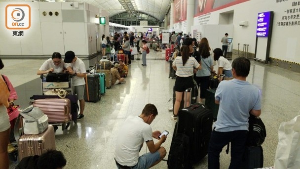 香港机场恢复办登机手续，黑衣人扬言“再接机”-以色列的空运