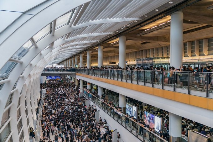 香港机场13日多个航班取消，下午或再有非法集会