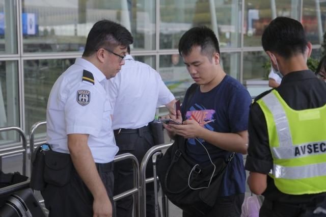 特写：那些在香港国际机场急盼回家的旅客
