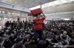 面对香港机场满地示威者 新加坡红衣女子冲了出去-空运订舱