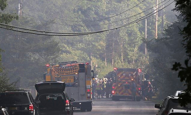 美国一载3人飞机坠入民居 造成1人死亡1人受伤