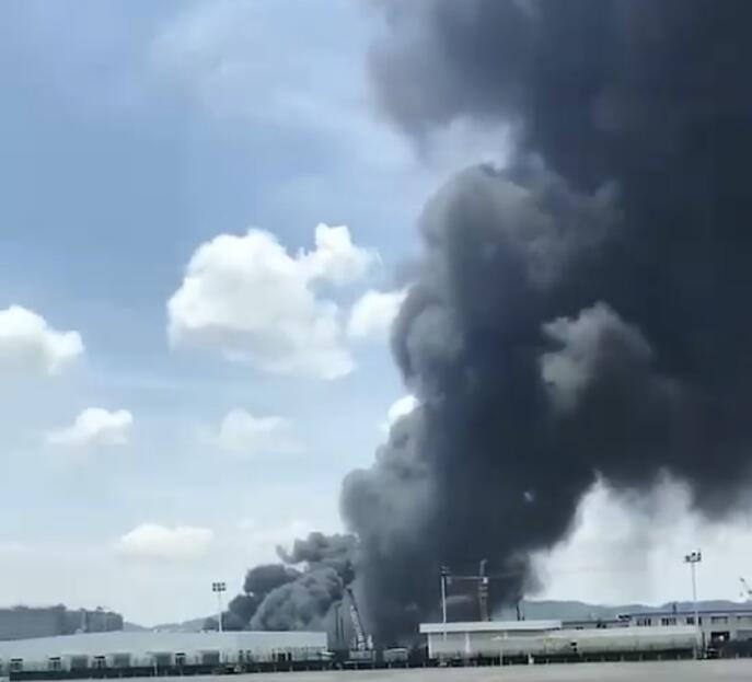 贵阳机场附近一仓库发生火灾 对飞机起降无影响