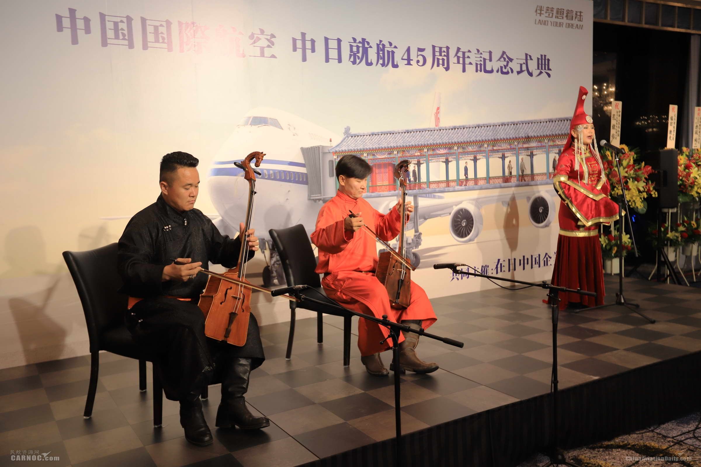 3.来自内蒙古的艺术家为现场带来呼麦、长调、马头琴等非物质文化遗产展示 摄影：武明飞