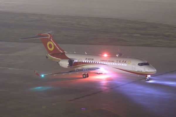 2019年8月26日21点32分，国产飞机ARJ21成功降落在首都大兴国际机场，顺利开展该机场第二阶段验证试飞工作