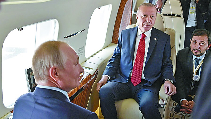 CR929样机在莫斯科航展受追捧 普京登机参观