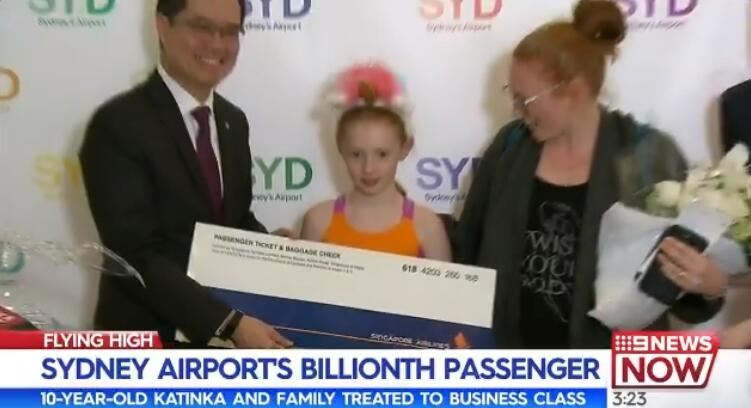 10岁女童成悉尼机场第10亿旅客 获赠未来一年机票