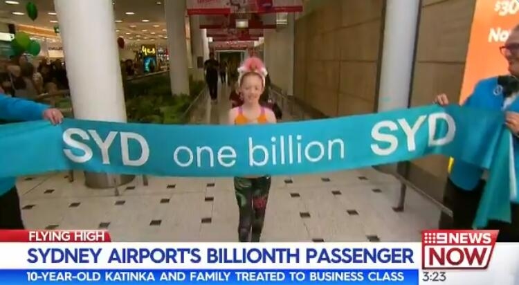 10岁女童成悉尼机场第10亿旅客 获赠未来一年机票-国际快递拼箱价格