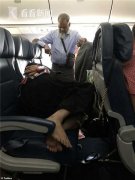 男子飞机上站6小时为让妻子躺着？网友骂惨:自私-深圳空运价格查询