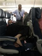 男子飞机上站6小时为让妻子躺着?网友骂惨:自私-深圳空运价格查询