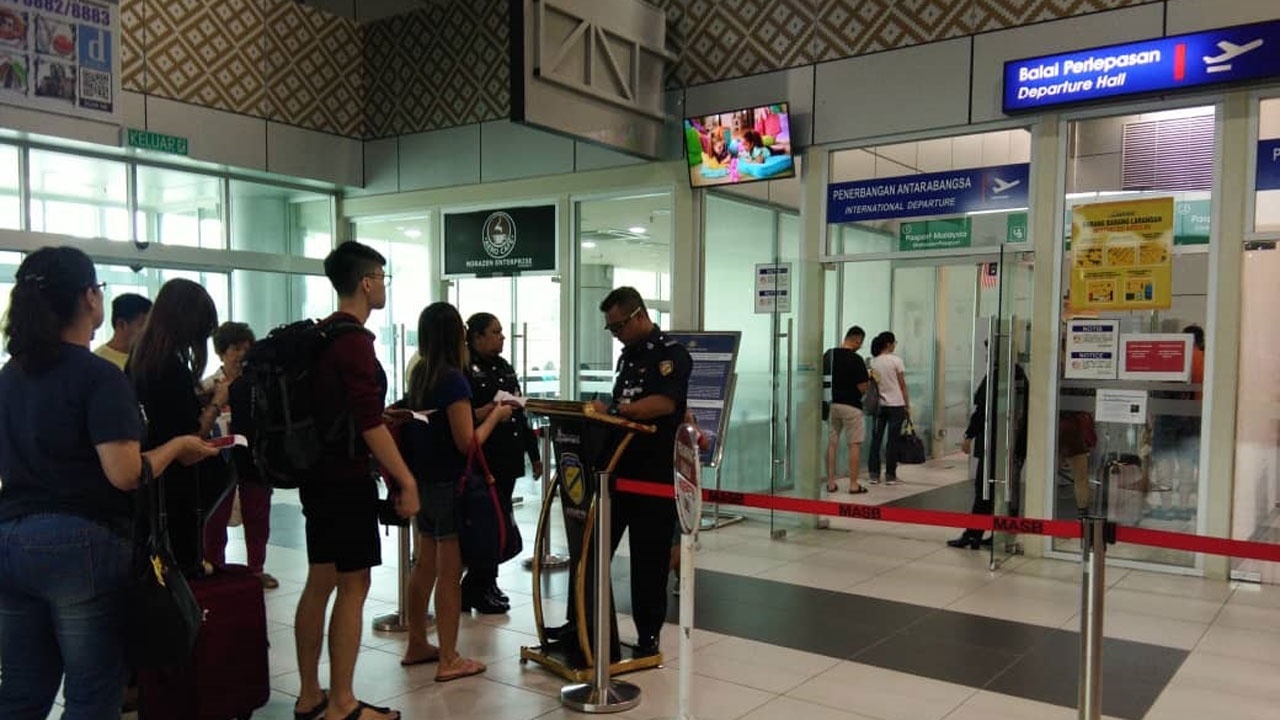 能见度回升 马来西亚怡保机场航班恢复