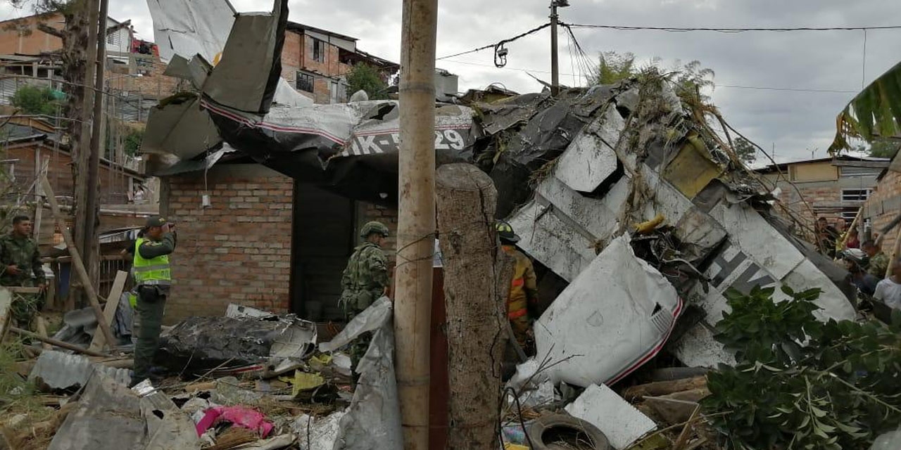 哥伦比亚一架小型客机坠毁 致7人死亡