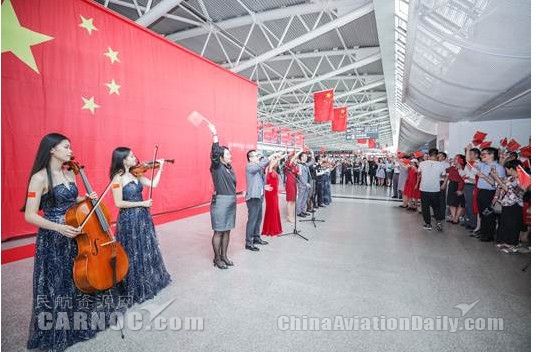 三亚机场上演快闪活动：巨幕国旗下唱响《我和我的祖国》