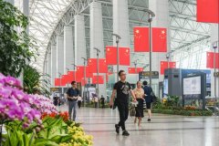 国庆首日白云机场迎客流高峰 旅客航站楼内观看阅兵式-广州货运公司