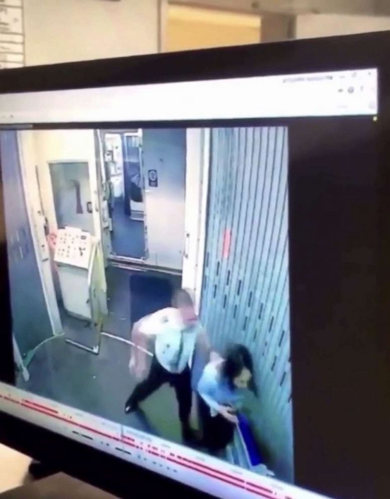 视频：美国共和航空飞行员与同事在廊桥上斗殴-国际快递价格