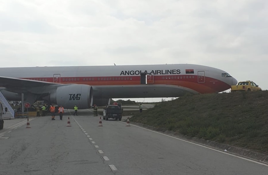 安哥拉TAAG航空客机滚离停机位 途中撞断灯柱