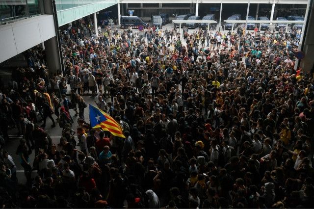 视频：巴塞罗那机场爆发抗议活动 抗议人群阻塞机场