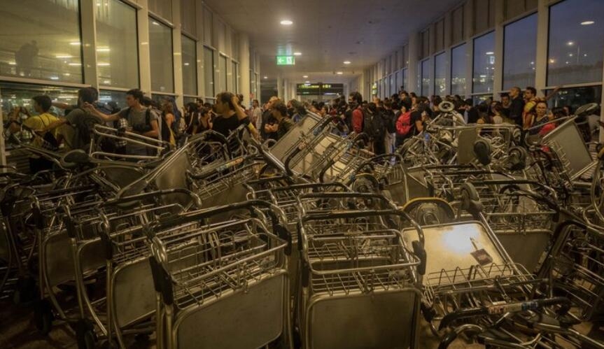 巴塞罗机场入口处被手推车阻塞 来源：美联社/Bernat Armangue
