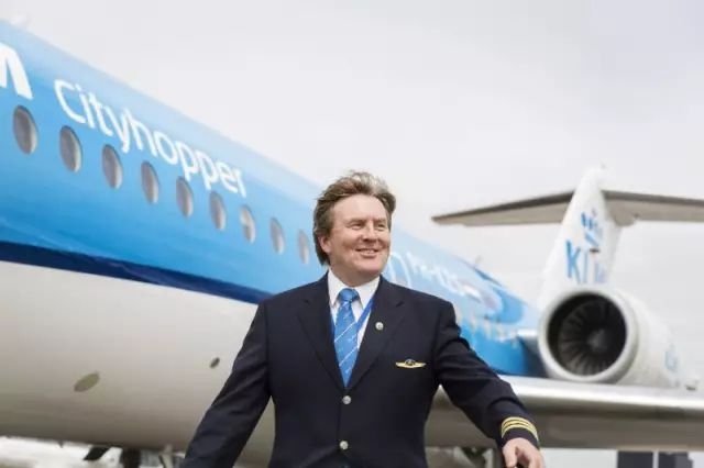 荷兰国王访问印度自己开飞机！给KLM兼职23年 全世界刷屏！