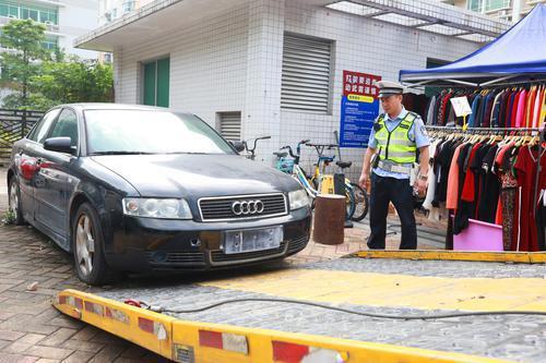 奥迪车停了两年没人理联系不上车主 警方：拖走