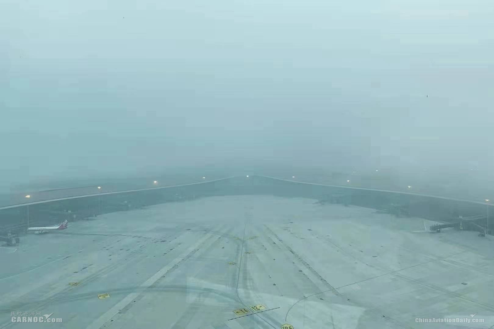 大兴机场迎大雾 地面引导系统当“向导”