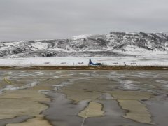 <b>海运费在线查询-喀纳斯机场迎来冬季运行第一场雪(附图)</b>