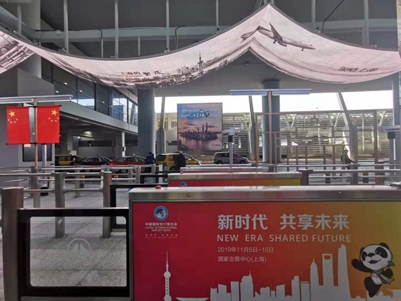 迎进博 上海浦东机场推出62国语言智能翻译机