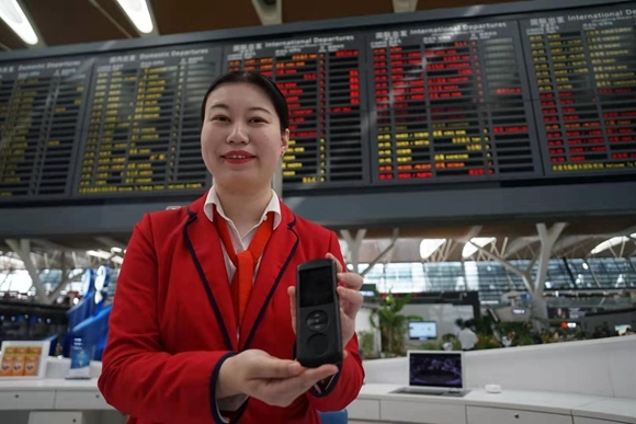 日本空运-迎进博 上海浦东机场推出62国语言智能翻译机