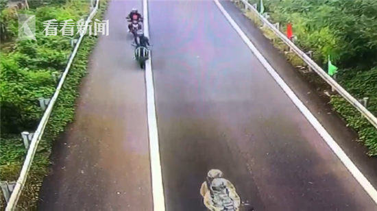 3辆摩托呼啸而过！民警眼皮子底下无证飙车 拘他