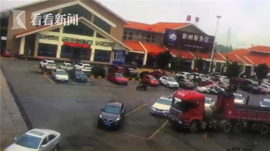 3辆摩托呼啸而过！民警眼皮子底下无证飙车 拘他