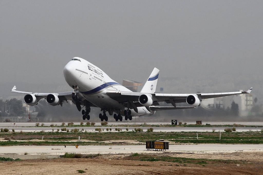 以色列航空最后的747航班：天空中绘制747飞机图案